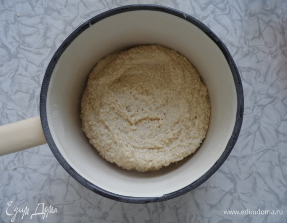 Поставить тесто в холодильник на 40 минут. Духовку нагреть до 180°C. Противень застелить пергаментом. Вылить тесто на противень. Либо можно заполнить силиконовые формочки, но не всегда в них красиво выходит. Выпекать 10–15 минут. Разрезать на ромбы и подавать к чаю. Приятного аппетита.