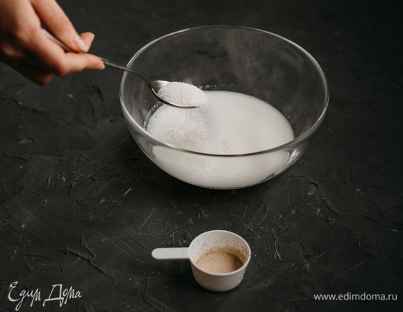 В теплое молоко добавить 1 ст. л. сахара.