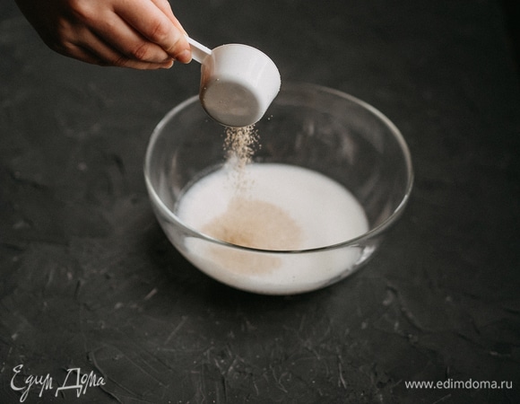 Туда же всыпать дрожжи.