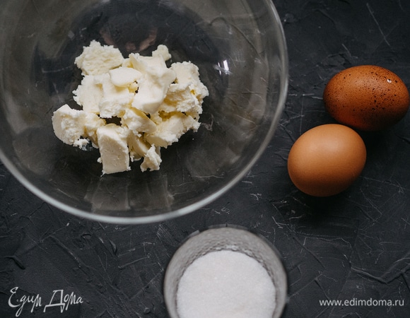 В другой чашке смешиваем размягченное сливочное масло, сахар, яйца, ванильный экстракт.