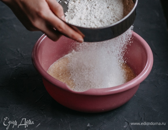 Всыпать чайную ложку корицы, щепотку соли и 500 г муки. Вымесить тесто, по необходимости добавлять еще муки. У меня ушло где-то 600 г. Вымешивайте 4–5 минут.