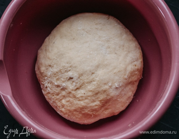 Должен получиться такой гладкий шар теста. Накрыть полотенцем и убрать в теплое место на 1,5 часа. Тесто должно увеличиться вдвое.