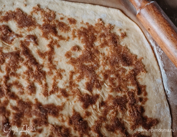 Для начинки смешайте сахар, корицу и сливочное масло. Распределите начинку по раскатанному тесту.