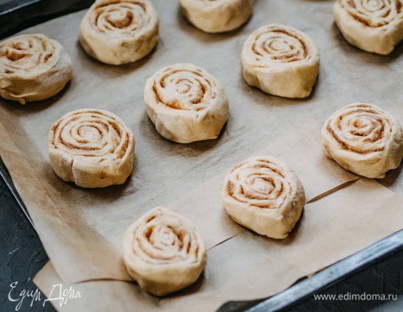 Плотно скрутите тесто в рулет и нарежьте на 12 частей. Накройте полотенцем и дайте им еще подняться в течение 45 минут.