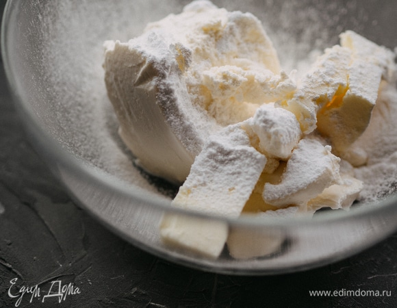 Пока булочки поднимаются, приготовим крем: смешайте творожный сыр, сливочное масло, сахарную пудру, ванильный сахар и 2 ст. л. коньяка.