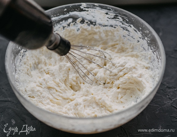 Взбить крем.