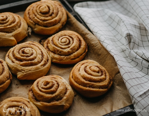 Выпекать булочки при 180°C до золотистого цвета. Пока булочки теплые, намазать их сливочным кремом. Приятного аппетита!