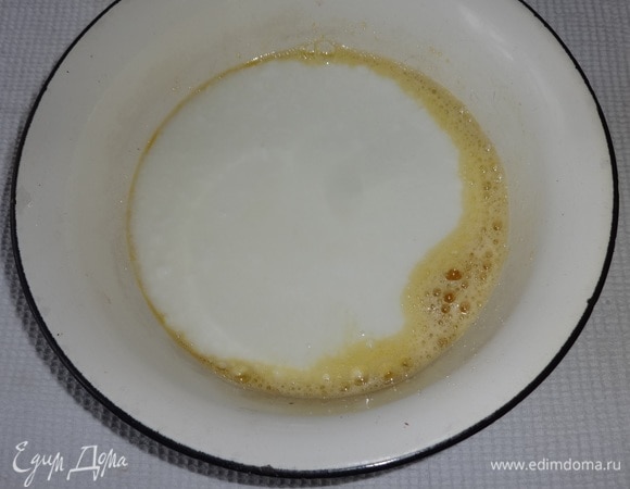 Влить кефир, перемешать.