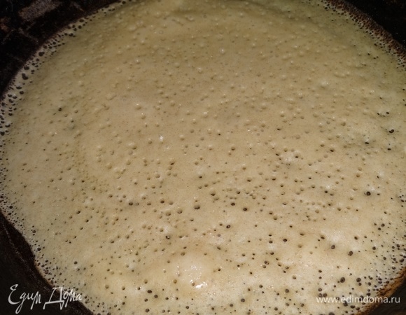 Горячую сковороду смазывать растительным маслом, выливать примерно 3/4 половника теста и обжаривать блинчик сначала с одной стороны.