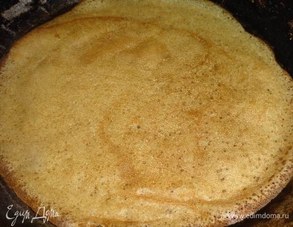 Затем перевернуть блинчик и обжарить с другой стороны.