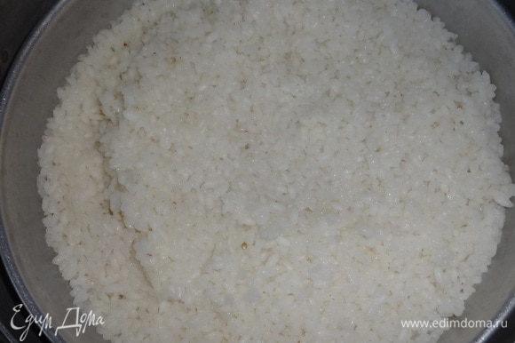 Отварить рис до готовности в подсоленной воде, откинуть на сито и дать полностью стечь воде.