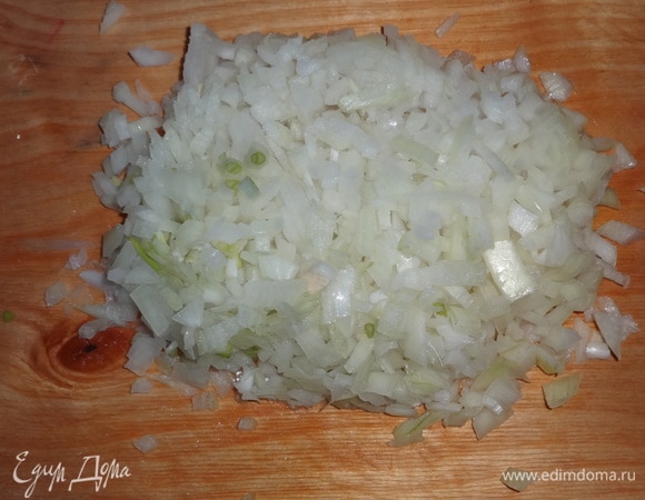 Репчатый лук очистить, вымыть, обсушить и нарезать мелкими кубиками.
