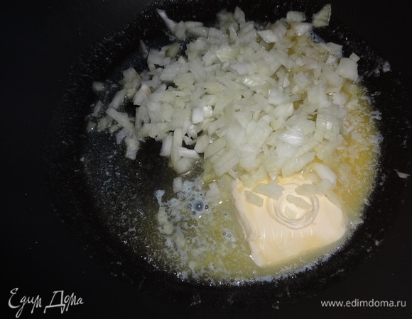 Обжарить лук на сливочном масле.