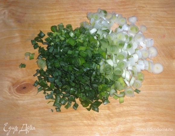 Зеленый лук вымыть, обсушить и мелко нарезать.