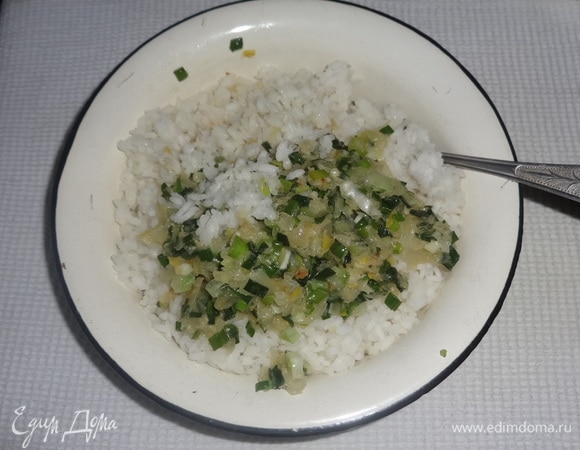 Обжаренный лук добавить к рису, перемешать.
