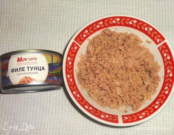 Филе тунца размять или мелко нарезать.