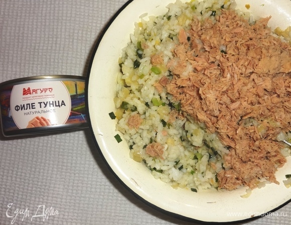 Добавить к рисовой массе филе тунца.