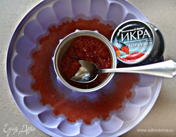 На дно формы для заливного налейте немного бульона, выложите часть икры ТМ «Восточный берег». Поместите в холодильник примерно на 20 минут для застывания.