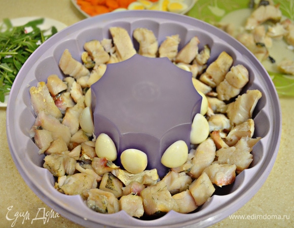 Затем разложите кусочки рыбы, кружочки моркови, перепелиные яйца и залейте наполовину бульоном. Поставьте в холодильник и дайте застыть. Затем выложите немного икры, руколы, залейте оставшимся бульоном и выставьте на холод для полного застывания.