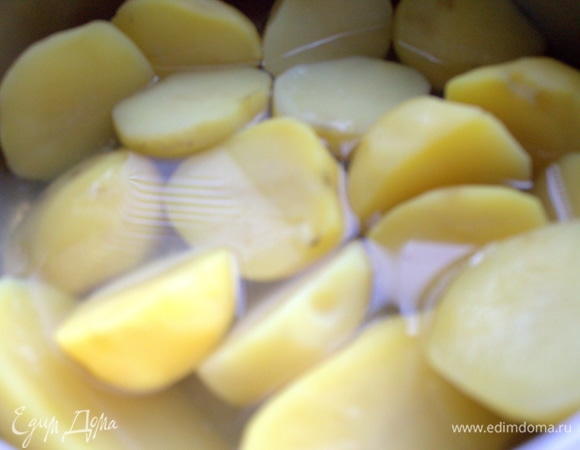 Картофель очистить и отварить с солью.