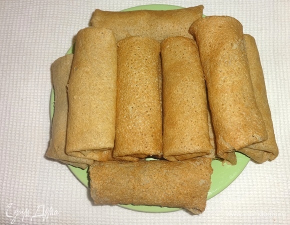 Начинить остальные блинчики.