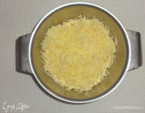 Сыр натереть на мелкой терке.