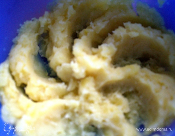 Растолочь нужное количество картофеля с добавлением 1–2 ст. л. отвара.