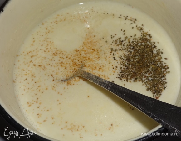 Добавить сыр в молочную смесь, поставить на огонь, нагревать до полного растворения сыра, постоянно перемешивая. После закипания добавить в соус соль, мускатный орех, сушеный базилик, уварить до загустения. Соус остудить до теплого состояния.