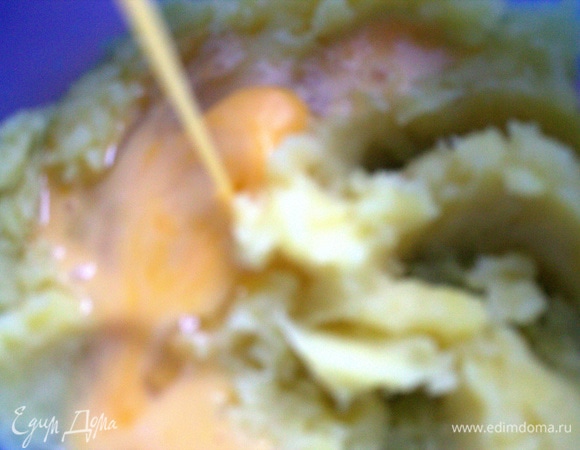 Яйцо взбить отдельно и влить в пюре.