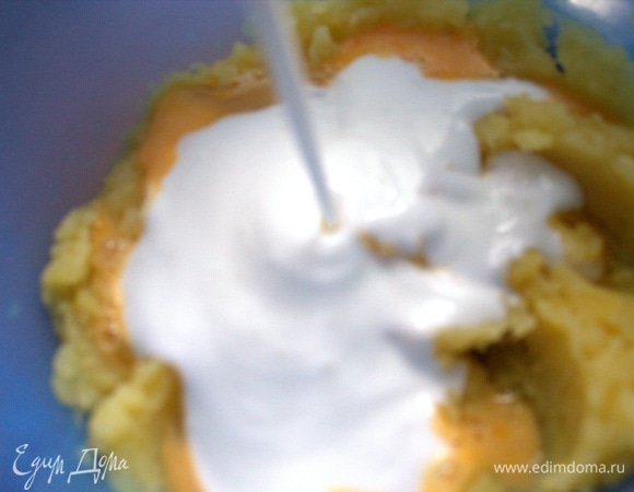 Вливаем кефир. Отмеряла 200 мл, но остановилась на 120.