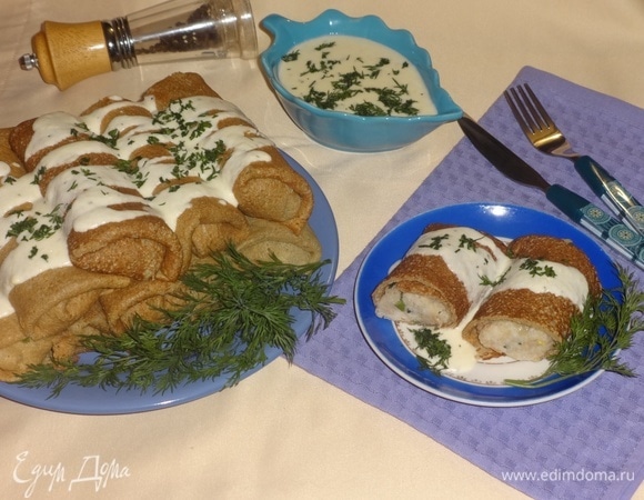Блинчики перед подачей подогреть в СВЧ или духовке. Подавать с сырным соусом. Украсить веточками укропа и нарезанным укропом. Угощайтесь! Приятного аппетита!