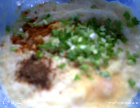 Добавляем по вкусу паприку, приправы (молотая смесь из кунжута, тмина, укропа) и зеленый лук. У меня на окне выращенный.