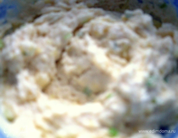 Перемешиваем и смотрим, нужна ли еще мука. Зависит от сорта картофеля.