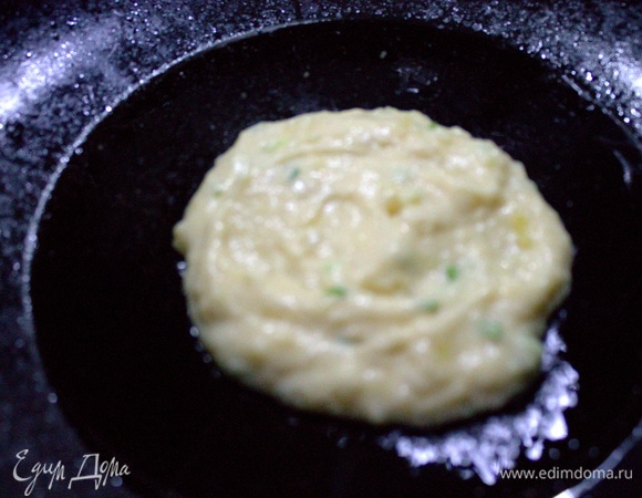 Сковороду прогреваем, смазываем и в центр наливаем пару ложек картофельного теста.