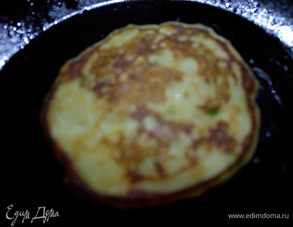 Обжарить низ. Перевернуть широкой лопаткой.