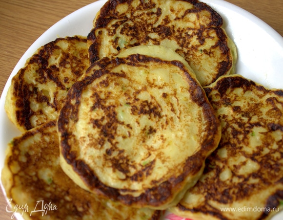 Готовые оладьи переносим на тарелку, желательно в один слой.