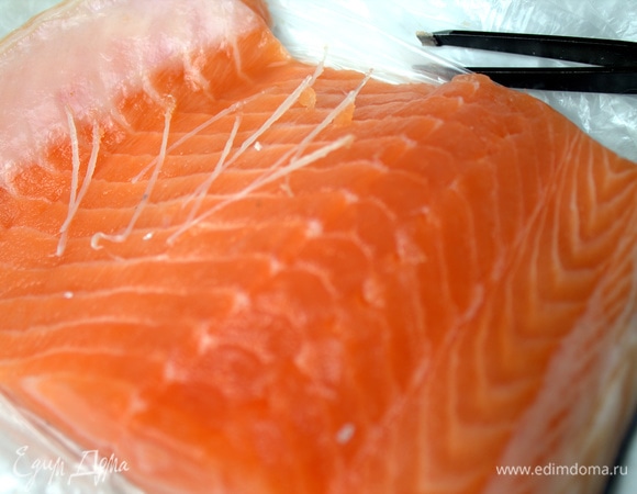 Из лосося вытянуть кости обычным пинцетом.