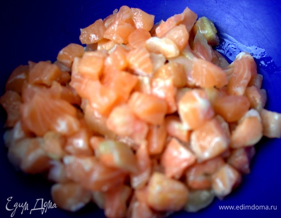 Нарезать нужное количество рыбки мелким кубиком. Сбрызнуть лимонным соком.