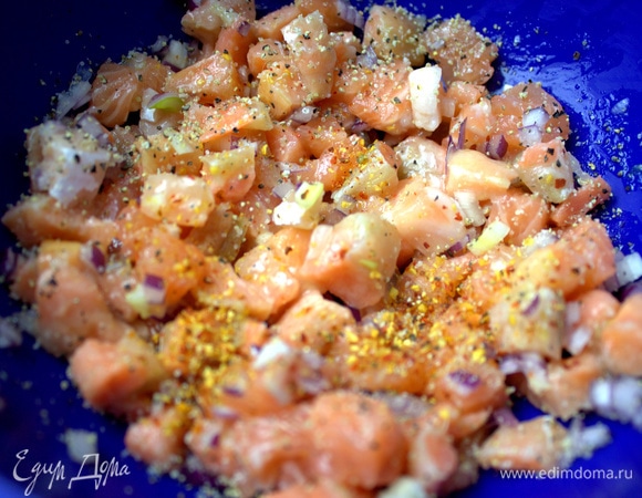 Приправы. Смесь приправ: паприка, кориандр, перец, чеснок и смесь перцев. Посолить.