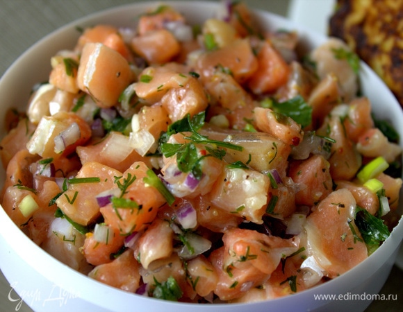 У меня появилась такая штука для формирования котлет для бургеров. Удобная вещь, и котлетка получается идеальная, там еще кружочки пергамента в наборе. Подарила сыну на 23 февраля, пользуется.