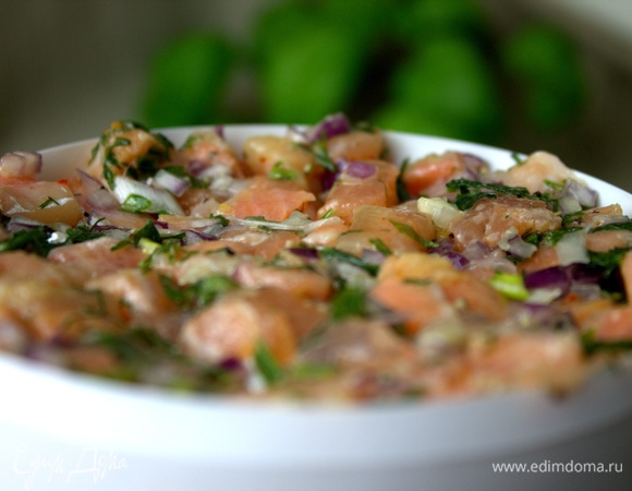 Утрамбовать лосось со специями в пресс.