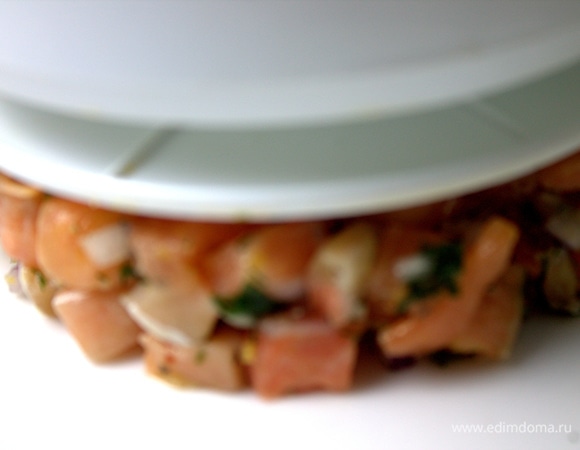 Давим на пресс и содержимое выскакивает.