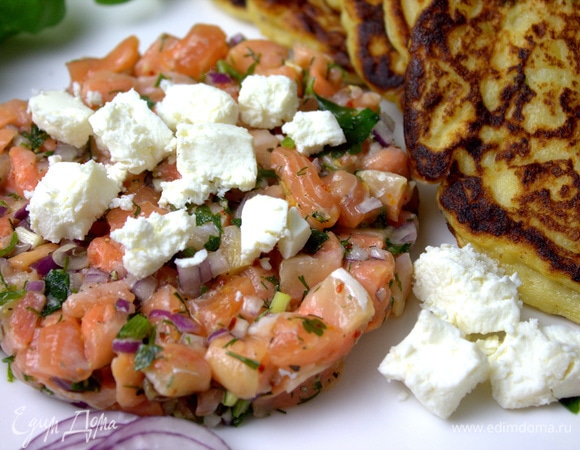 Разломать сверху немного брынзы или любой сливочный сыр.