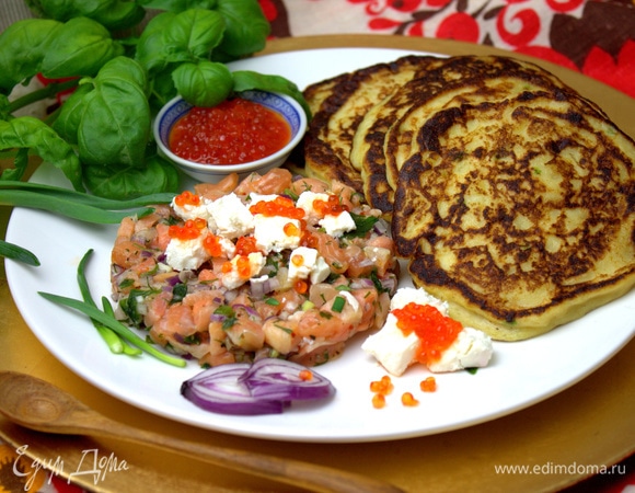 Украшаем свежим базиликом и луком.