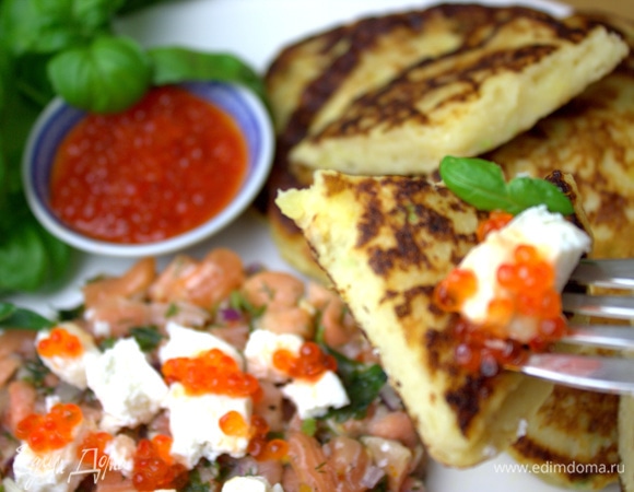 Оладушек разрезать на 4 части и пробовать с брынзой, рыбкой и икрой.