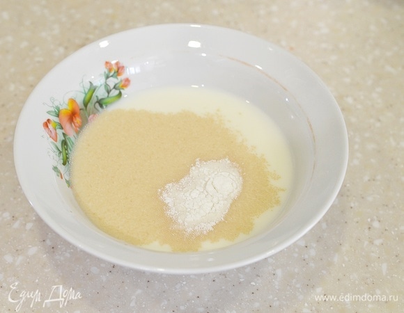 Молоко смешайте с теплой водой, добавьте дрожжи, сахар и соль.