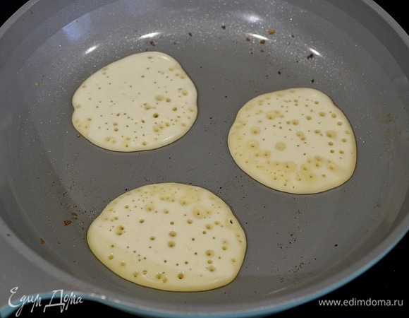 На сухой, хорошо разогретой сковороде обжарьте блинчик с одной стороны.