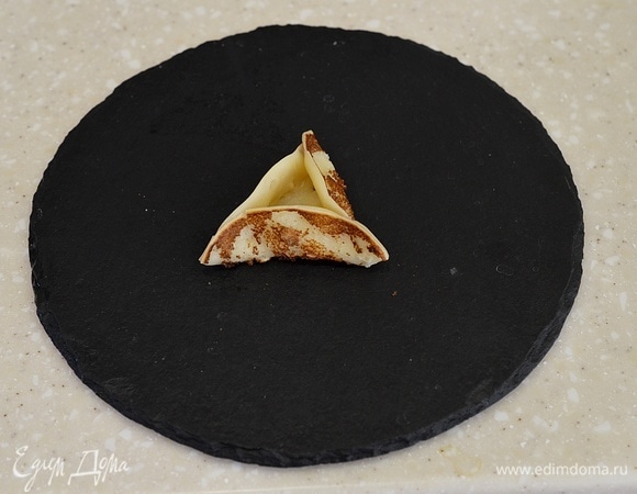 Сразу же скрепите края блинчика так, чтобы получился треугольник.