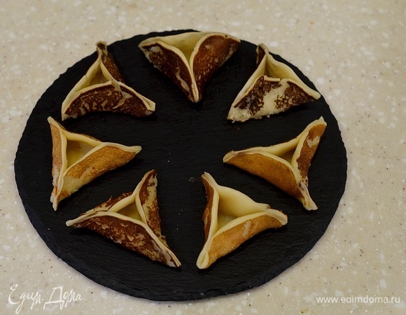 Таким образом скрепите все блинчики.