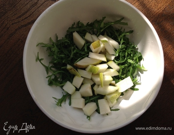 Нарезаю грушу.